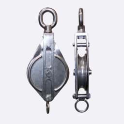 Flaschenzug aus Metall Flaschenzug mit metallenen Rollen und Haken aus zwei Perspektiven
