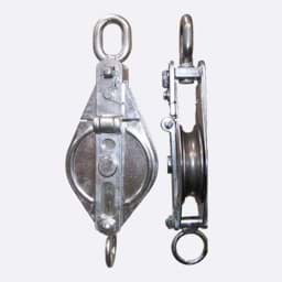 Flaschenzug mit Metallrahmen Zwei Ansichten eines mechanischen Flaschenzugs aus Metall, einer zeigt die Vorderseite und der andere die Seite
