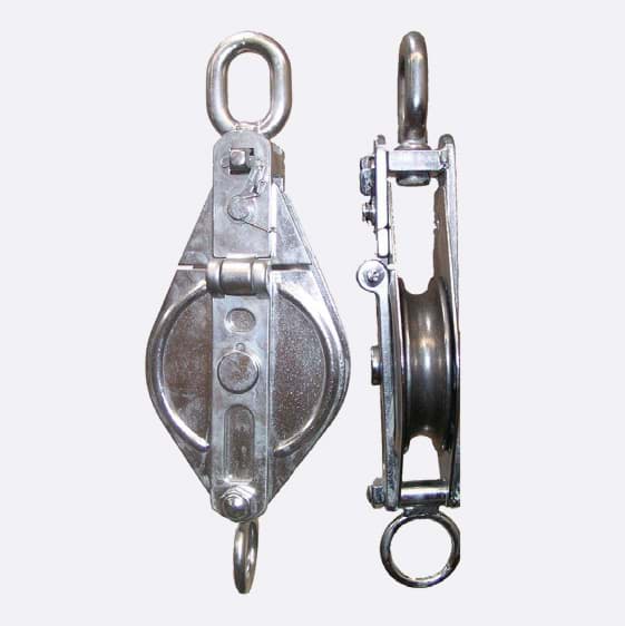 Zwei Ansichten eines mechanischen Flaschenzugs aus Metall, einer zeigt die Vorderseite und der andere die Seite