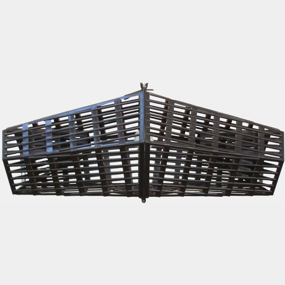 Zwei Metallgitter, die in die Form des Buchstabens 'M' angeordnet sind.