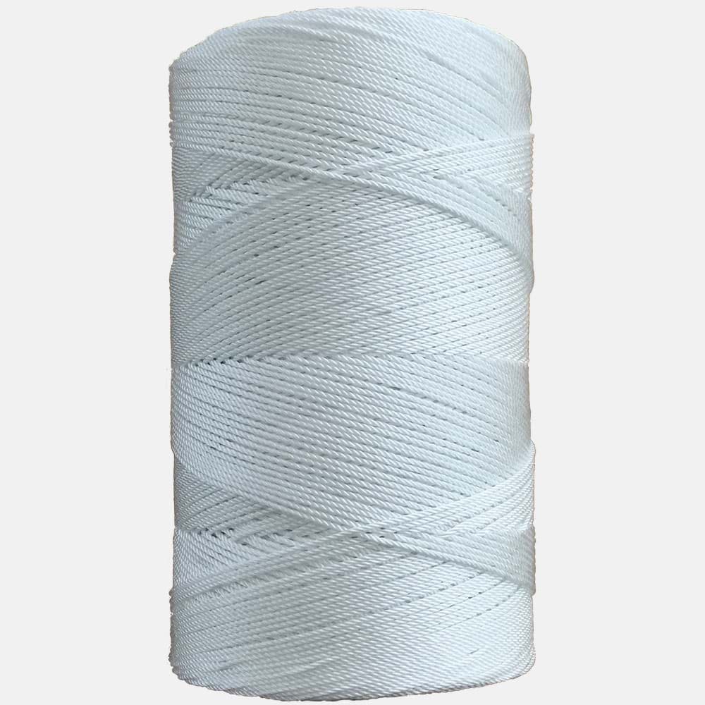 Weiße Garnrolle auf neutralem Hintergrund