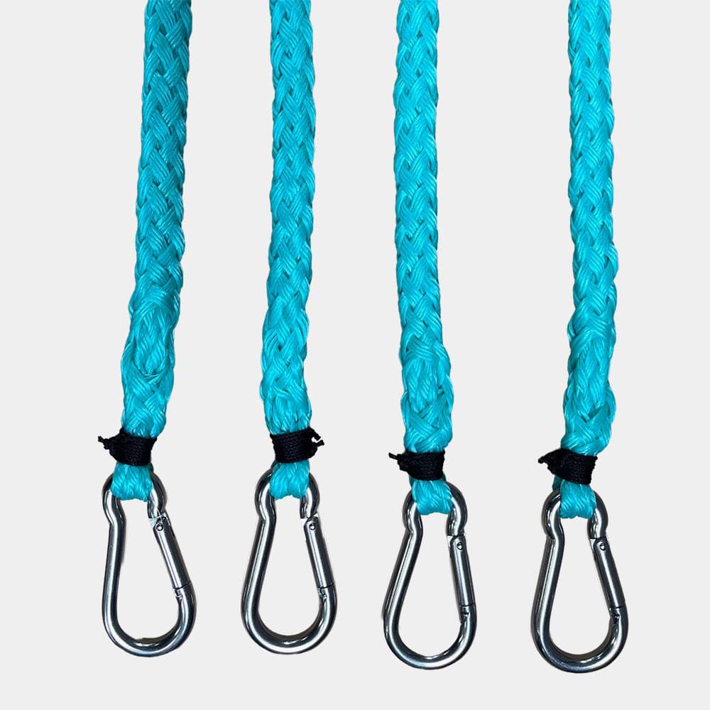 Vier türkisfarbene, geflochtene Seile mit jeweils einem Metallkarabiner am Ende